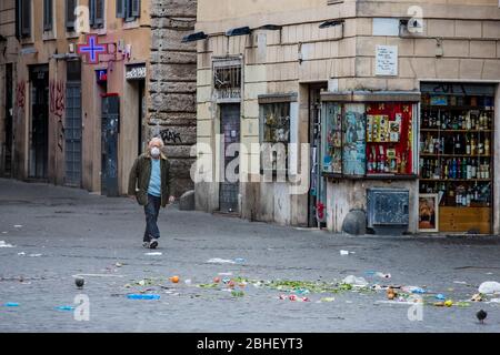 Rom, Italien. April 2020. Ein Mann geht während des Coronavirus (Covid-19) Notfalls auf dem leeren Platz Piazza Campo de' Fiori in Rom (Foto: Davide Fracassi/Pacific Press) Quelle: Pacific Press Agency/Alamy Live News Stockfoto