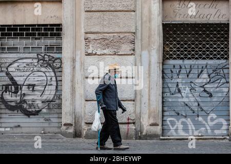 Rom, Italien. April 2020. Ein Mann geht während des Coronavirus (Covid-19) Notfalls in einer leeren Straße im Stadtzentrum von Rom (Foto: Davide Fracassi/Pacific Press) Quelle: Pacific Press Agency/Alamy Live News Stockfoto