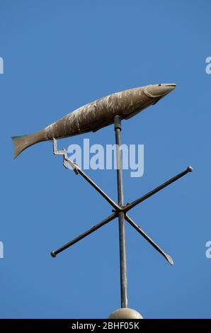 Weathervane geformt wie ein Fisch (geräucherter Schellfisch oder der lokale Name ein Crail Capon) auf Crail Tollbooth, Fife Scotland. Stockfoto