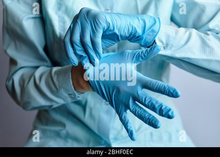 Der Arzt trägt medizinische Schutzhandschuhe. Nahaufnahme. Stockfoto