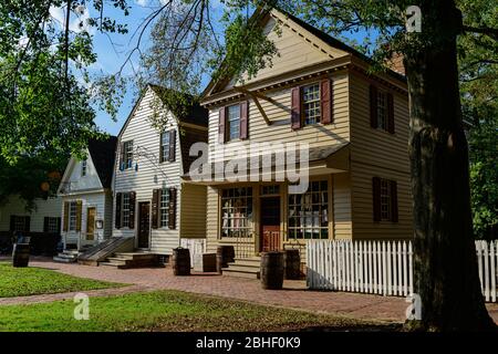 Koloniale Williamsburg-Geschäfte entlang der Duke of Gloucester Street. Stockfoto