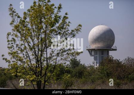 Otopeni, Rumänien - 25. April 2020: Radarstruktur auf einem Militärflughafen. Stockfoto