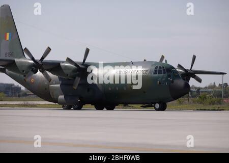 Otopeni, Rumänien - 25. April 2020: Lockheed C-130 Hercules Militärflugzeug der rumänischen Luftwaffe. Stockfoto