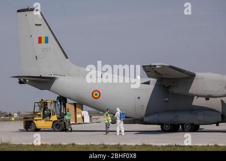 Otopeni, Rumänien - 25. April 2020: Rumänisches Armeepersonal entlädt während der Blockade von Covid-19 medizinische Hilfsgüter aus einem spartanischen Militärflugzeug. Stockfoto