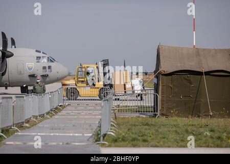 Otopeni, Rumänien - 25. April 2020: Rumänisches Armeepersonal entlädt während der Blockade von Covid-19 medizinische Hilfsgüter aus einem spartanischen Militärflugzeug. Stockfoto