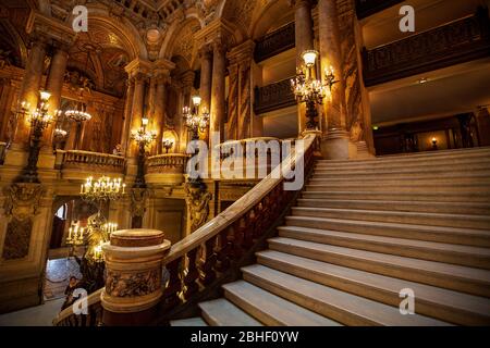 Eine der großen Treppen in der Opéra Garnier, Paris, Frankreich Stockfoto