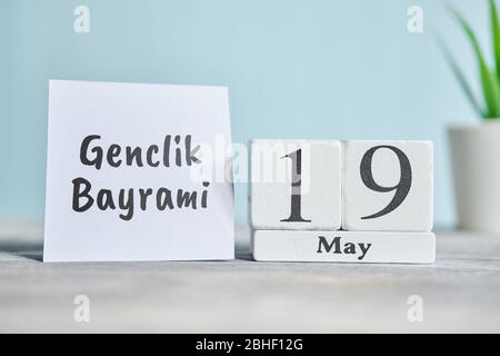 19 neunzehnten Genclik Bayrami Tag Mai Monat Kalender Konzept auf Holzblöcke. Nahaufnahme. Stockfoto