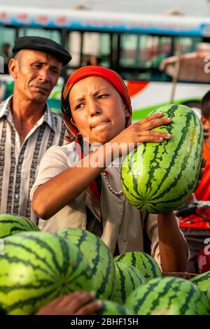 Wassermelonen auf dem alten Basar (Markt) in Kuqa, Xinjiang, Westchina tragen Stockfoto