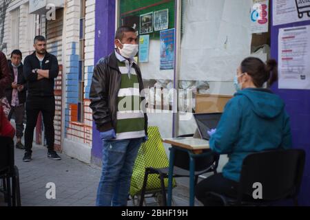 Madrid, Spanien. 25. Apr 2020. Mehrere Leute warten auf ihre Zuzug, um Nahrung zu erhalten. (Foto von Fer Capdepon Arroyo/Pacific Press) Quelle: Pacific Press Agency/Alamy Live News Stockfoto