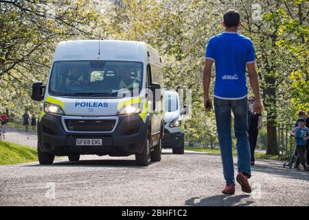 Glasgow, Großbritannien. April 2020. Im Bild: Polizeipatrouille Kelvingrove Park in Polizeiwagen in einem Versuch, um sicherzustellen, dass soziale Distanzierung befolgt wird. Szenen vom ersten Wochenende der erweiterten Sperrung des Kelvingrove Park im West End von Glasgow an einem sehr heißen und sonnigen Samstag. Quelle: Colin Fisher/Alamy Live News Stockfoto