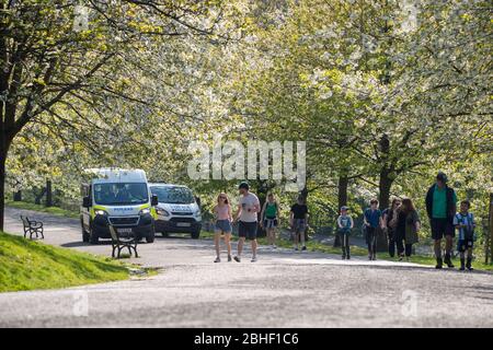 Glasgow, Großbritannien. April 2020. Im Bild: Polizeipatrouille Kelvingrove Park in Polizeiwagen in einem Versuch, um sicherzustellen, dass soziale Distanzierung befolgt wird. Szenen vom ersten Wochenende der erweiterten Sperrung des Kelvingrove Park im West End von Glasgow an einem sehr heißen und sonnigen Samstag. Quelle: Colin Fisher/Alamy Live News Stockfoto