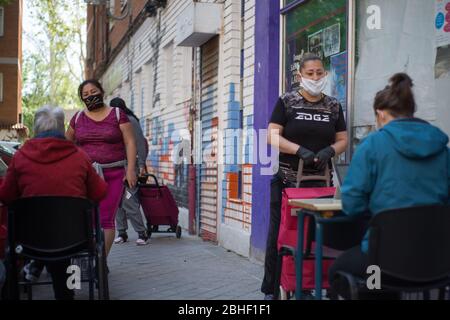 Madrid, Spanien. 25. Apr 2020. Mehrere Leute warten auf ihre Zuzug, um Nahrung zu erhalten. (Foto von Fer Capdepon Arroyo/Pacific Press) Quelle: Pacific Press Agency/Alamy Live News Stockfoto