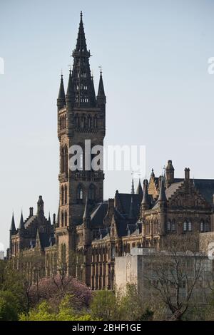 Glasgow, Großbritannien. April 2020. Im Bild: Glasgow University Tower. Szenen vom ersten Wochenende der erweiterten Sperrung des Kelvingrove Park im West End von Glasgow an einem sehr heißen und sonnigen Samstag. Quelle: Colin Fisher/Alamy Live News Stockfoto