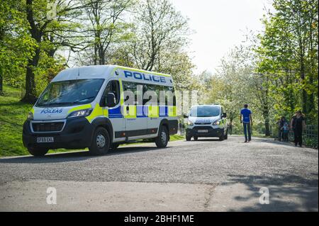 Glasgow, Großbritannien. April 2020. Im Bild: Polizeipatrouille Kelvingrove Park in Polizeiwagen in einem Versuch, um sicherzustellen, dass soziale Distanzierung befolgt wird. Szenen vom ersten Wochenende der erweiterten Sperrung des Kelvingrove Park im West End von Glasgow an einem sehr heißen und sonnigen Samstag. Quelle: Colin Fisher/Alamy Live News Stockfoto