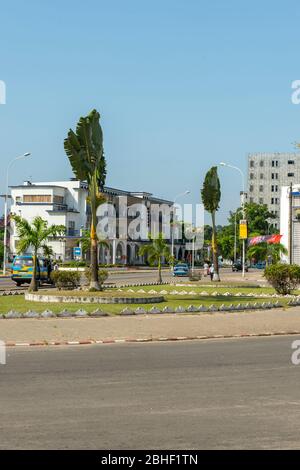 Straßenszene mit Reisenden Palme (Ravenala Madagascar.iensis) in Pointe Noire, Demokratische Republik Kongo. Stockfoto