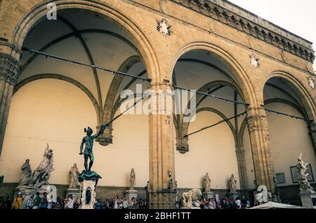 Florenz, Italien, 15. September 2018: Statue von Perseus und Ratto delle Sabine in der Loggia dei Lanzi auf dem Platz Piazza della Signoria im historischen Stadtzentrum Stockfoto