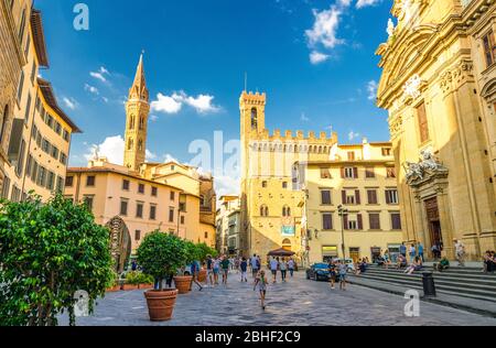 Florenz, Italien, 15. September 2018: Piazza di San Firenze mit Chiesa San Filippo Neri, Badia Fiorentina Monastero katholische Kirche und Bargello Museum im historischen Zentrum der Stadt, Toskana Stockfoto