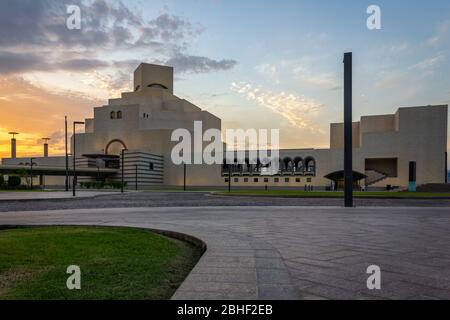 Museum of Islamic Art , Doha, Katar Außenansicht bei Sonnenuntergang mit Wolken am Himmel im Hintergrund