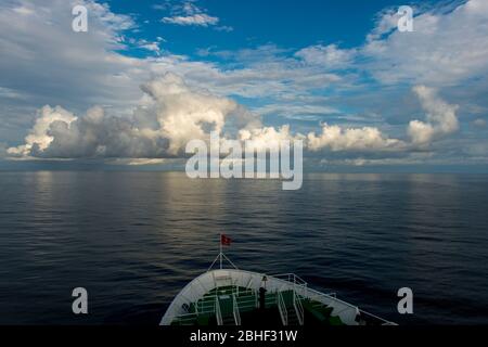 Cumulus Wolkenbildung über dem Atlantik bei Principe Island, Sao Tome & Principe. Mit dem Bug der MS Expedition Stockfoto