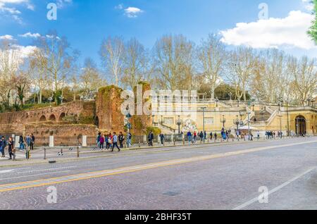 Bologna, Italien, 17. März 2018: Scalinata Del Pincio auf Piazza XX Settembre Platz, Rocca Galliera Ruinen und Bäume im Parco della Montagnola Park, blauer Himmel weiße Wolken, Emilia-Romagna Stockfoto