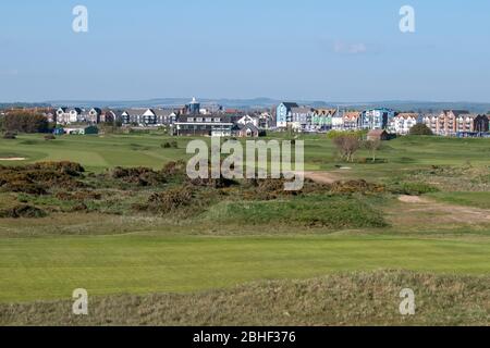 Blick in Richtung Littlehampton Links Golfplatz über leere und menschenleere Fairways während der Sperrung in Großbritannien. Stockfoto