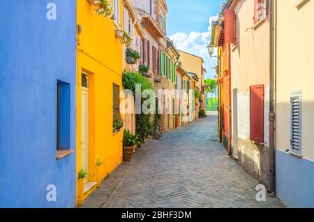 Rimini, Italien, 19. September 2018: Typisch italienische Kopfsteinpflasterstraße mit bunten Gebäuden, traditionellen Häusern mit grünen Pflanzen an Wänden und Fenstern im alten historischen Stadtzentrum, Emilia-Romagna Stockfoto