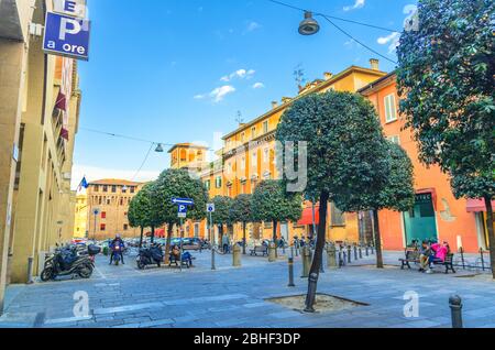 Bologna, Italien, 17. März 2018: Palazzo Caprara Palast, Torre Lapi Turm und Bäume auf Piazza Galileo Platz in der alten historischen Innenstadt, Emilia-Romagna Stockfoto