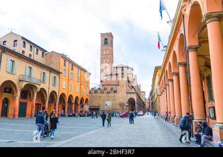 Bologna, Italien, 17. März 2018: Convento Padri Agostiniani Gebäude, Säulen des Teatro Comunale Bologna Municipal Theater auf der Piazza Giuseppe Verdi Platz in der alten historischen Innenstadt, Emilia-Romagna Stockfoto