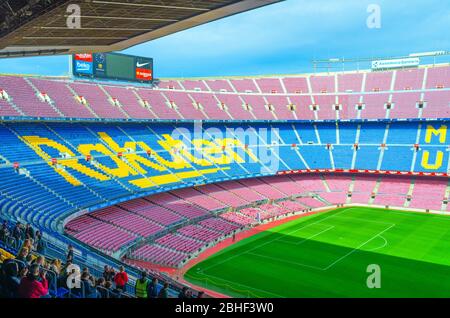 Barcelona, Spanien, 14. März 2019: Camp Nou ist das Heimstadion des Fußballvereins Barcelona, dem größten Stadion Spaniens. Draufsicht auf Tribunes Stände, grünes Grasfeld und Anzeigetafel. Stockfoto