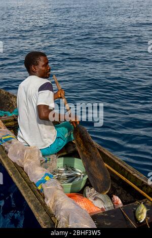 Fischer im Holzboot auf dem Atlantischen Ozean vor Principe Island, Sao Tome & Principe. Stockfoto