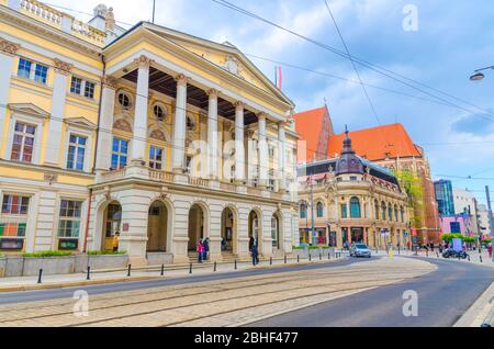 Breslau, Polen, 7. Mai 2019: Opernhaus Breslau und katholische Kirche St. Stanislaus, St. Wenzel und St. Dorothea in der Altstadt Stockfoto