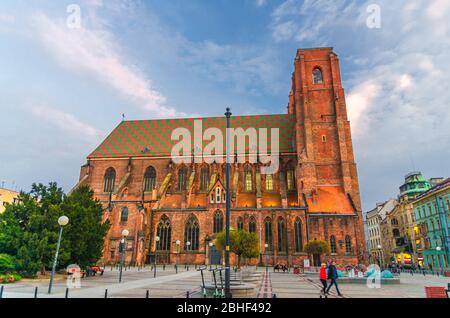 Wroclaw, Polen, 7. Mai 2019: St. Maria Magdalena katholische Kirche und Fußballbrunnen auf Platz in der Altstadt historischen Stadtzentrum, Abendansicht Stockfoto