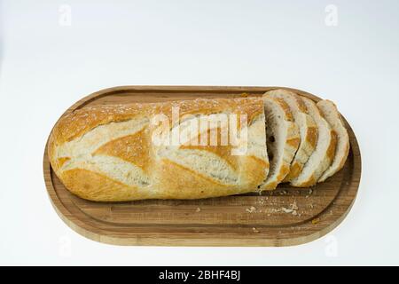 Nahaufnahme von teilweise geschnittenem Brotlaib auf Holzbrett. Lebensmittel und Gesundheit Konzept schöne Hintergründe. Stockfoto