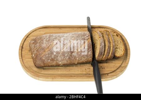 Nahaufnahme von teilweise geschnittenem Roggenbrot auf Holzschneidebrett mit Brotmesser. Lebensmittel und Gesundheit Konzept schöne Hintergründe. Stockfoto