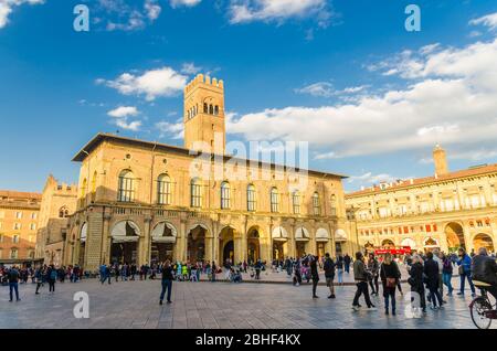 Bologna, Italien, 17. März 2018: Palazzo Re Enzo und Palazzo dei Banchi Palastgebäude auf Piazza Maggiore Platz und viele Wandermenschen Touristen in der alten historischen Innenstadt, Emilia-Romagna Stockfoto