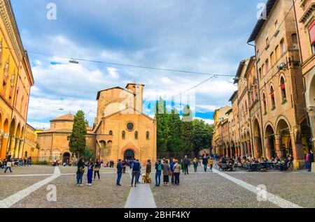 Bologna, Italien, 17. März 2018: Abbazia Santo Stefano Abtei, Basilica dei protomartiri San Vitale e Sant'Agricola Kirche auf Piazza Santo Stefano Platz in alten historischen Stadtzentrum, Emilia-Romagna Stockfoto