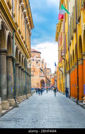 Bologna, Italien, 17. März 2018: Typisch italienische Straße, Gebäude mit Säulen, Convento Padri Agostiniani auf der Piazza Giuseppe Verdi Platz Hintergrund in der alten historischen Innenstadt, Emilia-Romagna Stockfoto