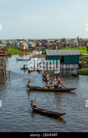 Übersicht über Ganvie Dorf, wo die Menschen nur mit dem Boot zu bekommen. Das Dorf ist ein einzigartiges Dorf auf Stelzen gebaut, am See Nokoue in der Nähe von Cotonou, Ben Stockfoto