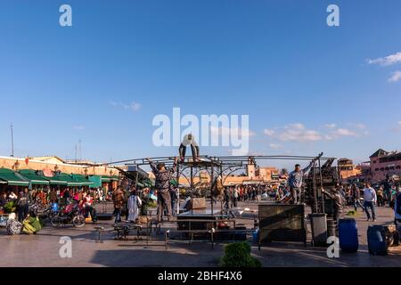 Installation der Lebensmittelstände in Jama El f’na Market, Marrakesch, Marokko Stockfoto