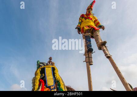 Kulturelle Performance mit Tänzerin auf Stelzen im Hafen von Lome, Togo. Stockfoto