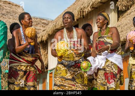 Tänzerinnen, die traditionellen Tanz und Musik in Ganvie Dorf, das ein einzigartiges Dorf, auf Stelzen gebaut ist, am See Nokoue in der Nähe von Cotonou, Benin Stockfoto