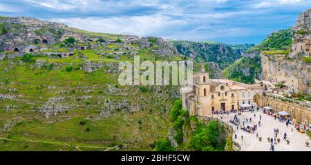 Matera, Italien, 6. Mai 2018: Luftaufnahme des historischen Zentrums alte antike Stadt Sassi und Höhlen von Murgia Timone in der Nähe Canyon, Kirche Chiesa San Pietro Caveoso auf Platz, Basilikata Stockfoto