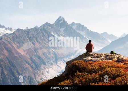 Tolle Aussicht auf die Berge Monte Bianco mit Touristen auf einen Vordergrund. Vallon de Berard Nature Preserve, Chamonix, Graian Alps. Landschaftsfotografie Stockfoto