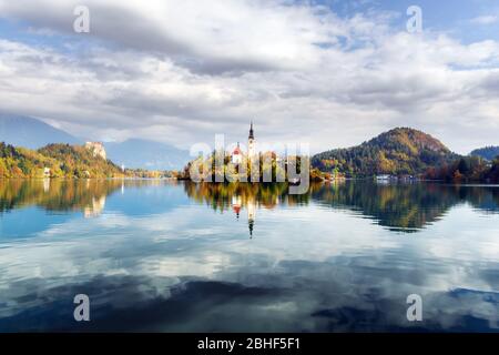 Morgen Herbst Blick auf Bled See in den Julischen Alpen, Slowenien. Wallfahrtskirche Mariä Himmelfahrt auf einem Vordergrund. Landschaftsfotografie Stockfoto