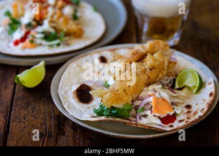 Mexikanische Fisch Tacos mit Kohl und Knoblauch Mayo Stockfoto