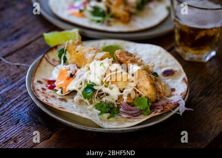 Mexikanische Fisch Tacos mit Kohl und Knoblauch Mayo Stockfoto