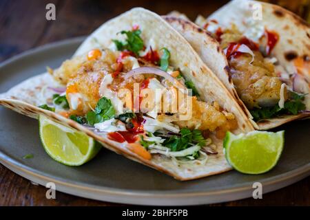 Mexikanische Fisch Tacos mit Kohl und Knoblauch Mayo Stockfoto