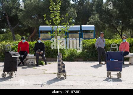 Madrid, Spanien. 25. Apr 2020. Mehrere Leute warten auf ihre Zuzug, um Nahrung zu erhalten. (Foto von Fer Capdepon Arroyo/Pacific Press/Sipa USA) Quelle: SIPA USA/Alamy Live News Stockfoto