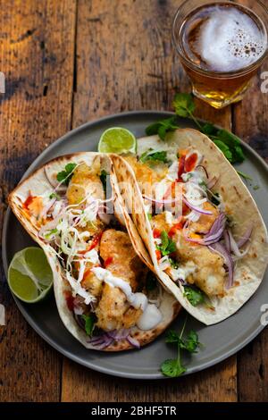 Mexikanische Fisch Tacos mit Kohl und Knoblauch Mayo Stockfoto