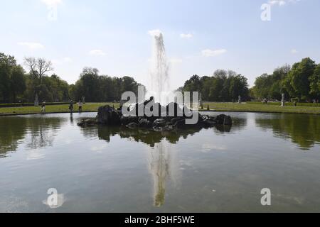 München, Deutschland. April 2020. Wasser schießt aus einem Brunnen im Garten des Schlosses Nymphenburg. Am Samstag gibt es in der Landeshauptstadt warme Temperaturen und Sonnenschein. Quelle: Felix Hörhager/dpa/Alamy Live News Stockfoto